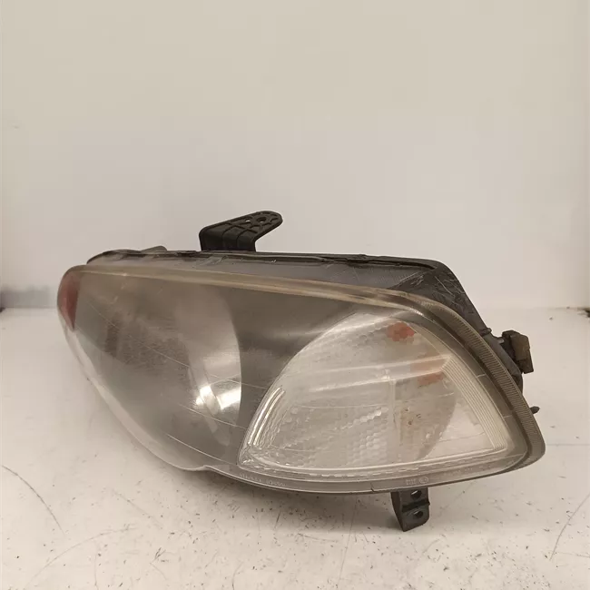 Proiettore sinistro 03<