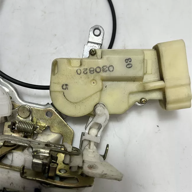 Serratura porta anteriore destra 06-04<