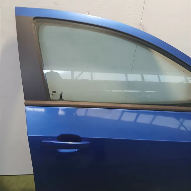 Porta anteriore destra