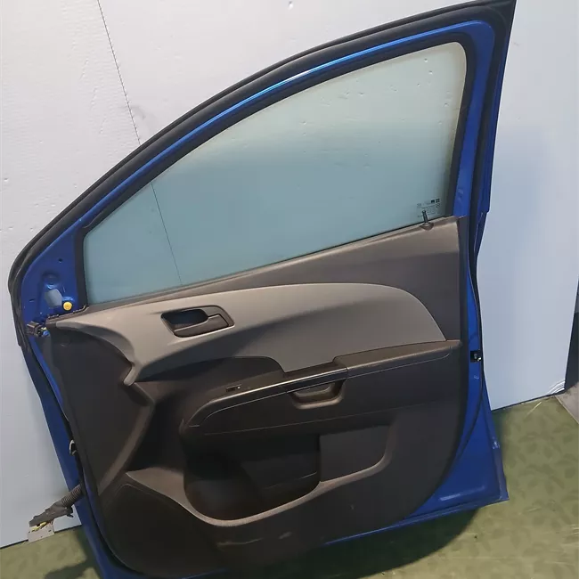 Porta anteriore destra