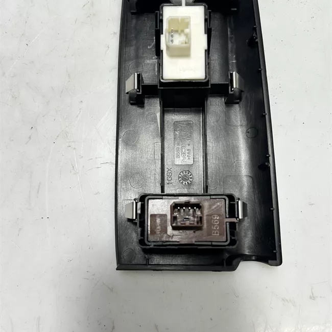 Interruttore alzacristalli porta anteriore