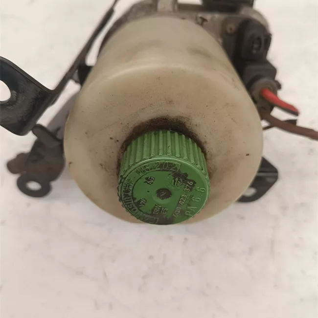 Pompa servosterzo con serbatoio