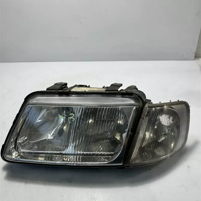 Proiettore sinistro con fendinebbia