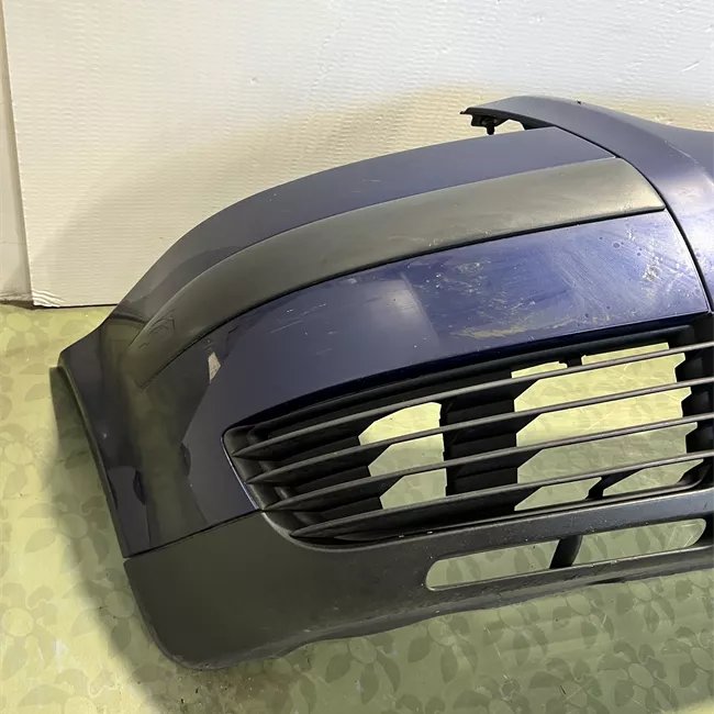 Paraurti anteriore con mano di fondo