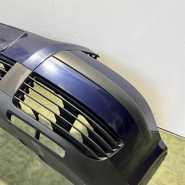 Paraurti anteriore con mano di fondo