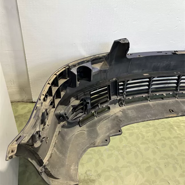 Paraurti anteriore con mano di fondo