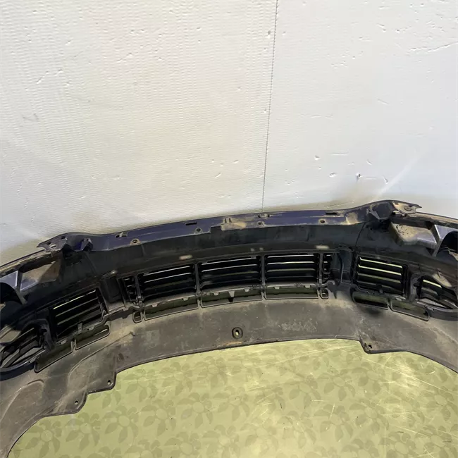 Paraurti anteriore con mano di fondo