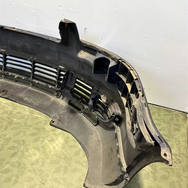 Paraurti anteriore con mano di fondo