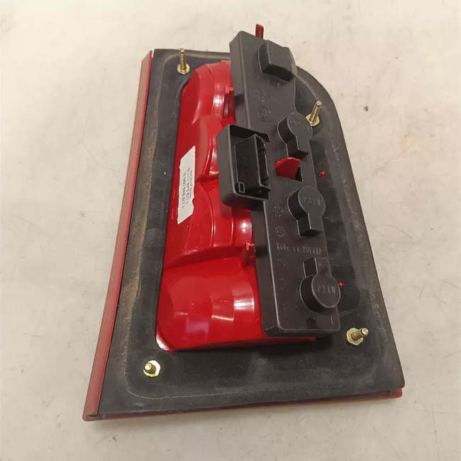 Fanale posteriore sinistro 00<