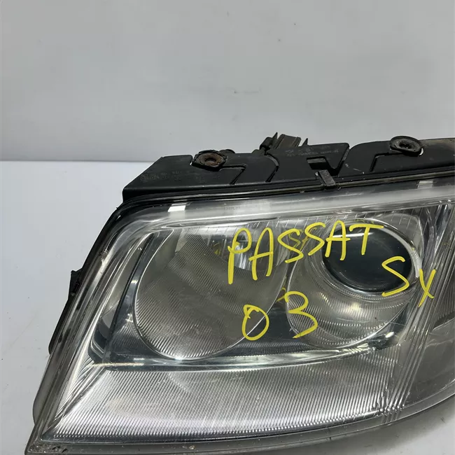 Proiettore con regolatore altezza sinistro