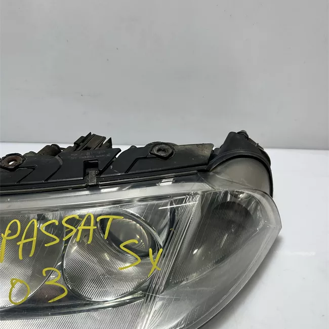 Proiettore con regolatore altezza sinistro