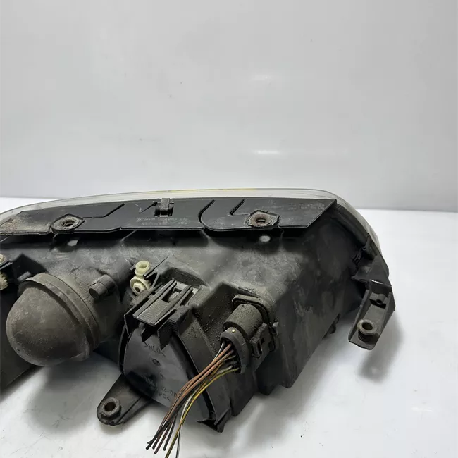 Proiettore con regolatore altezza sinistro