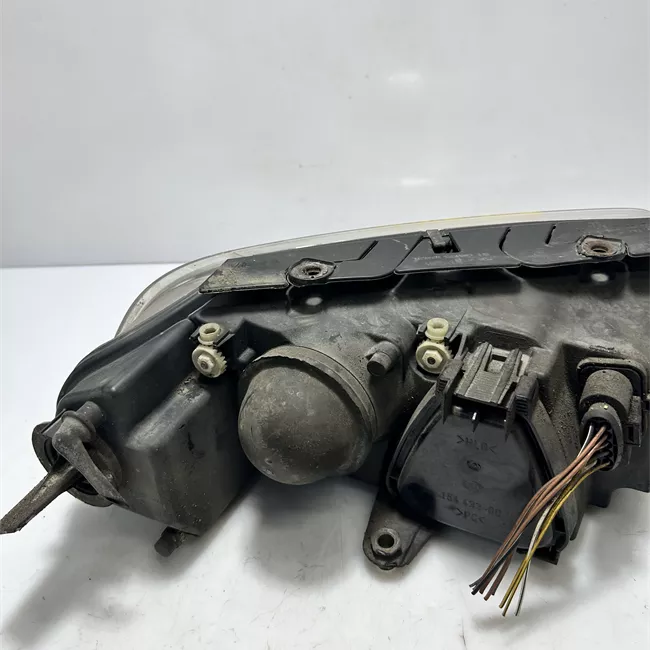 Proiettore con regolatore altezza sinistro