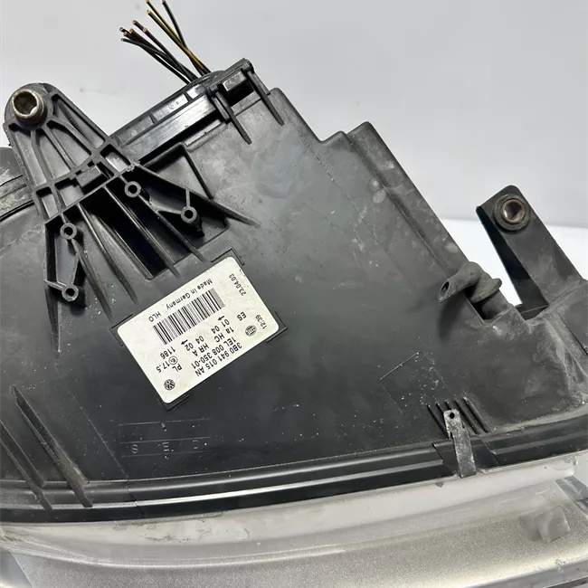 Proiettore con regolatore altezza sinistro