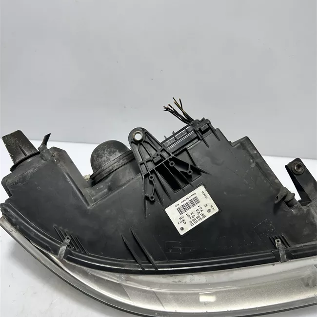 Proiettore con regolatore altezza sinistro