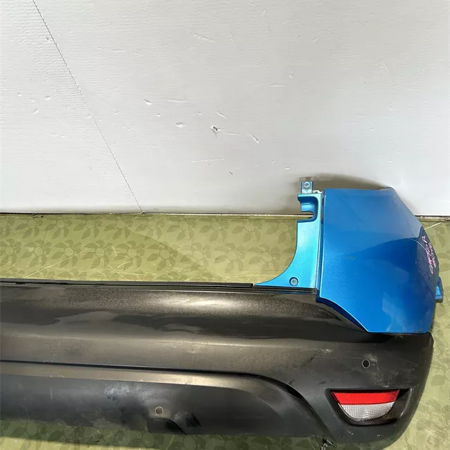 Paraurti posteriore centrale con sensori parcheggio 01