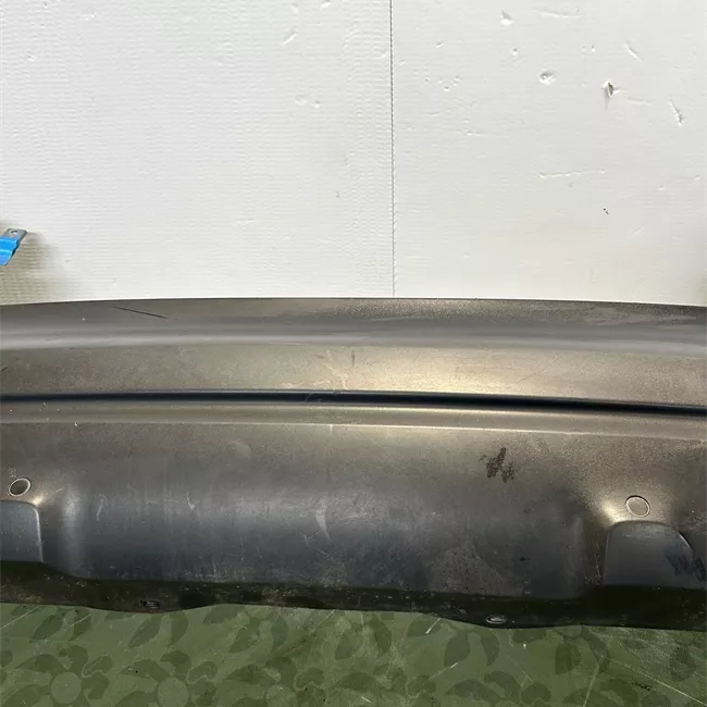 Paraurti posteriore centrale con sensori parcheggio 01