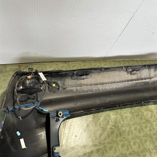 Paraurti posteriore centrale con sensori parcheggio 01