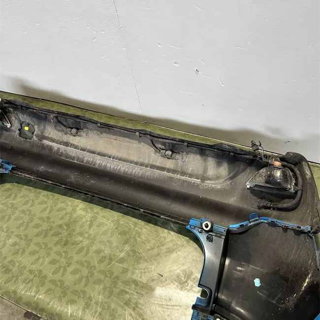 Paraurti posteriore centrale con sensori parcheggio 01