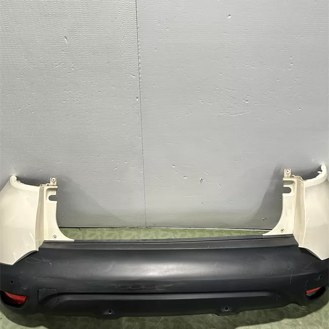 Paraurti posteriore centrale con sensori parcheggio 02