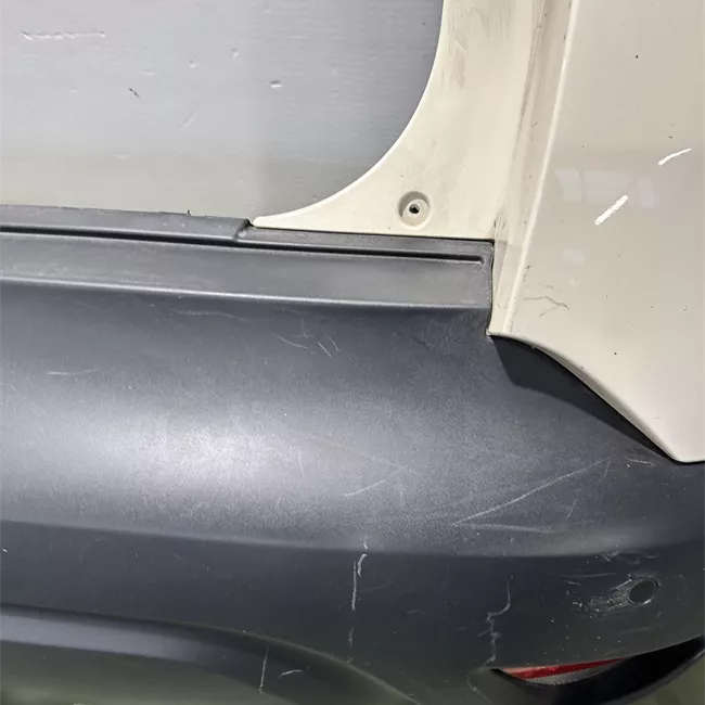 Paraurti posteriore centrale con sensori parcheggio 02