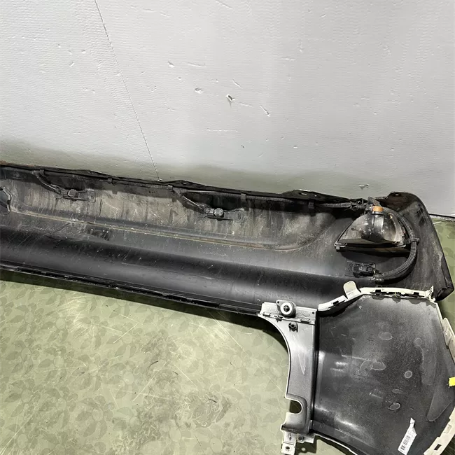 Paraurti posteriore centrale con sensori parcheggio 02