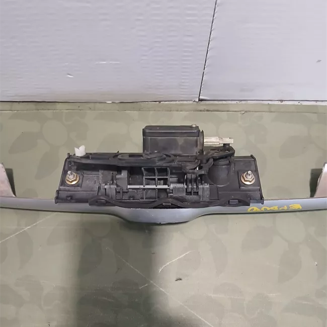 Maniglia portello posteriore con cilindretto