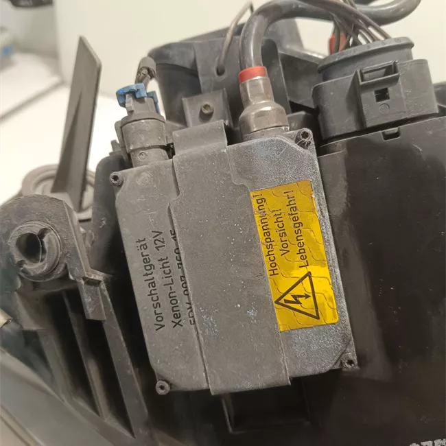 Proiettore sinistro Xenon