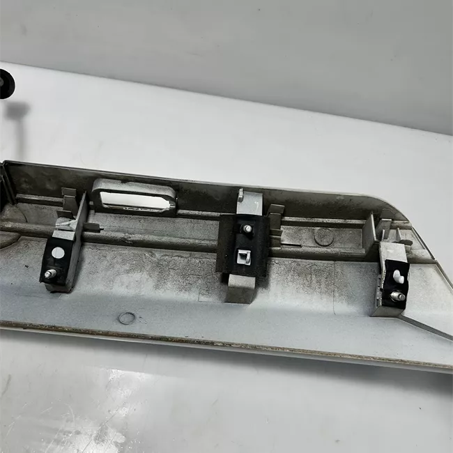 Maniglia portello posteriore con cromatura grigio polvere di luna