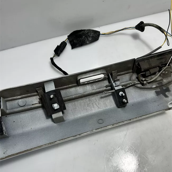 Maniglia portello posteriore con cromatura grigio polvere di luna