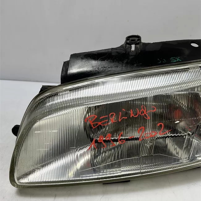 Proiettore sinistro con lavafari