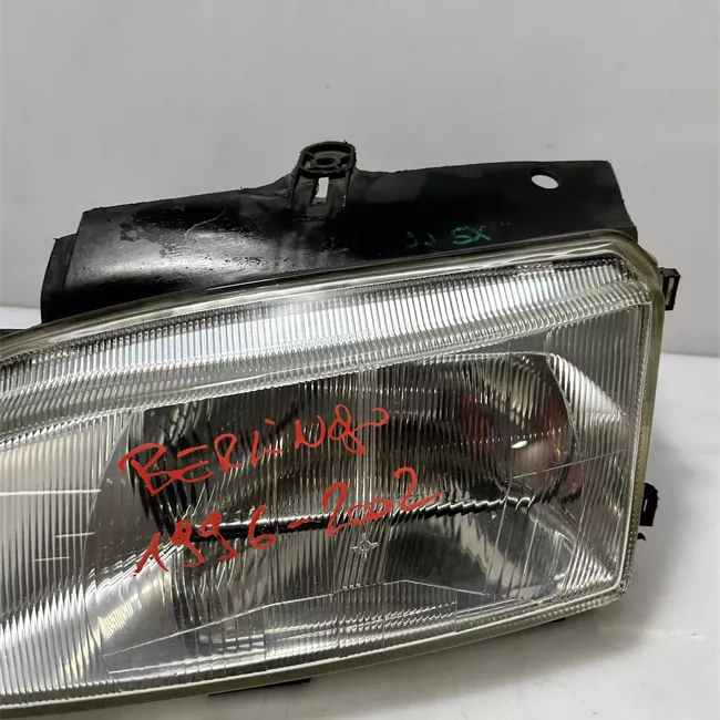 Proiettore sinistro con lavafari