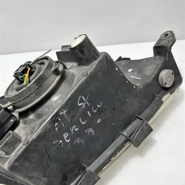 Proiettore sinistro con lavafari