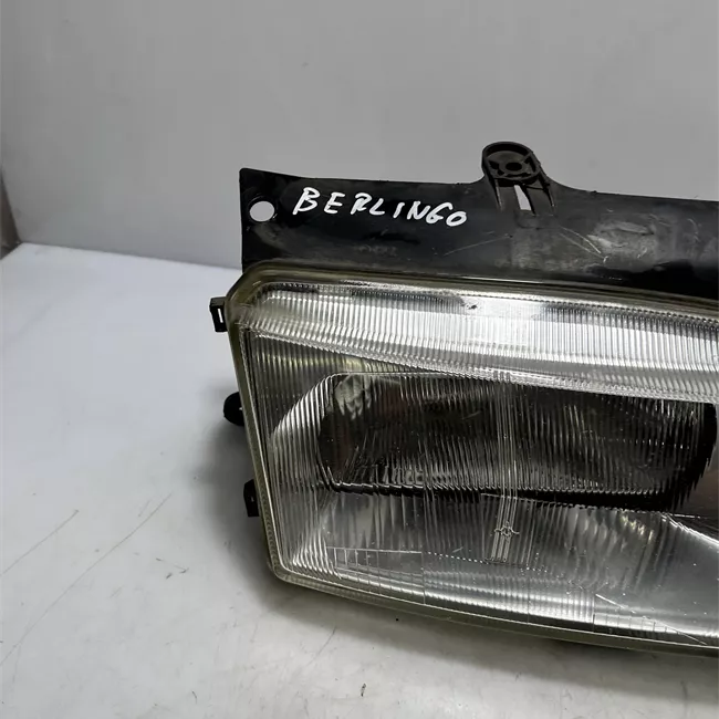 Proiettore destro con lavafari