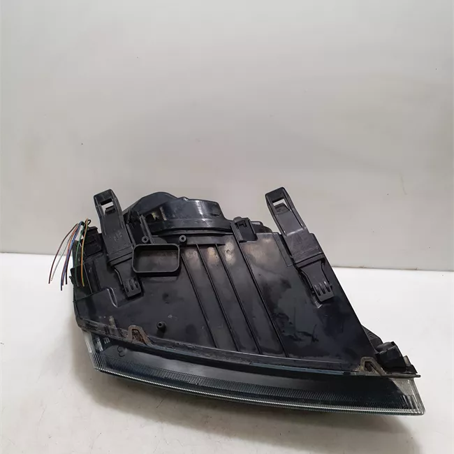 Proiettore sinistro con cornice finitura nera