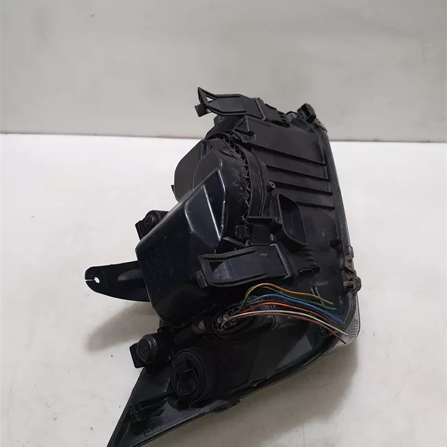 Proiettore sinistro con cornice finitura nera