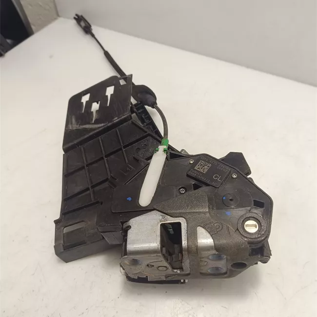 Serratura porta posteriore destra con dispositivo antifurto