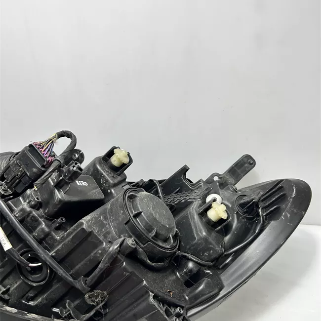 Proiettore destro con regolazione manuale fari