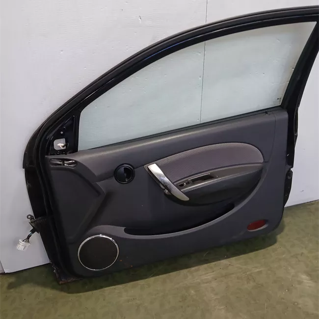 Porta anteriore destra