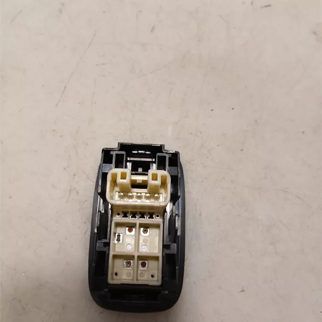 Interruttore alzacristalli porta posteriore sinistro