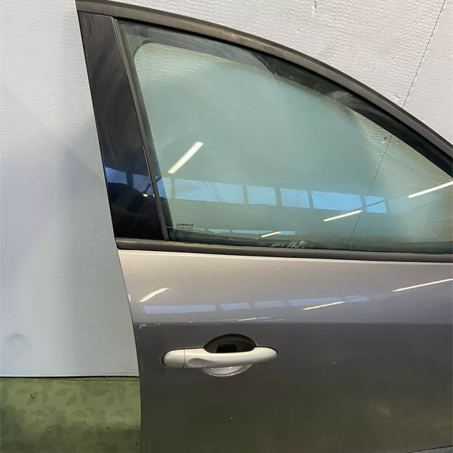 Porta anteriore destra