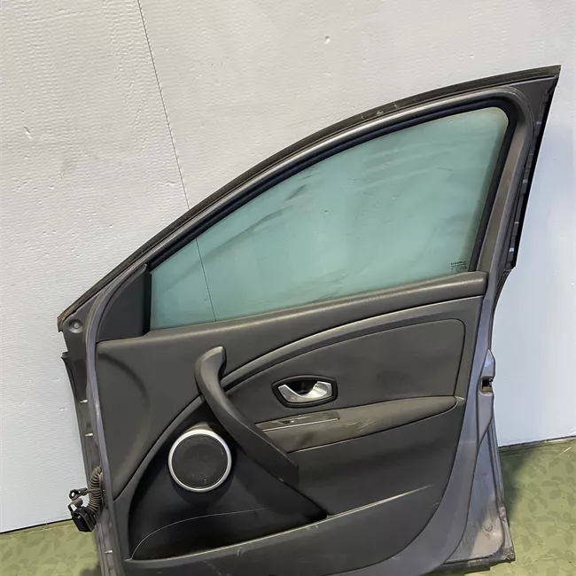 Porta anteriore destra