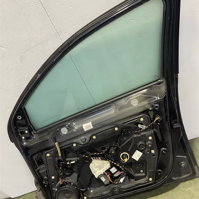 Porta anteriore destra