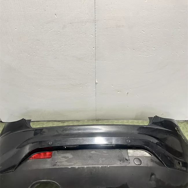 Paraurti posteriore con sensore parcheggio con primer