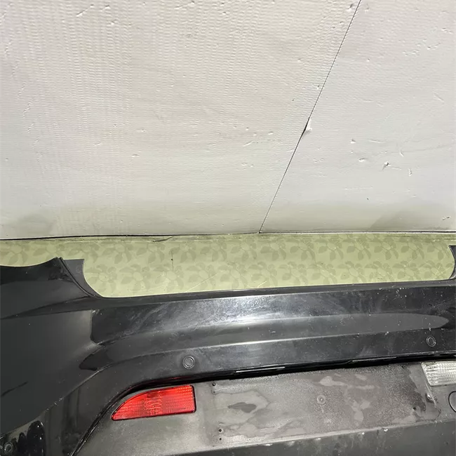 Paraurti posteriore con sensore parcheggio con primer