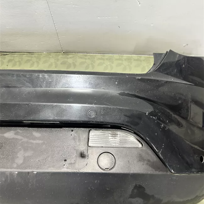 Paraurti posteriore con sensore parcheggio con primer