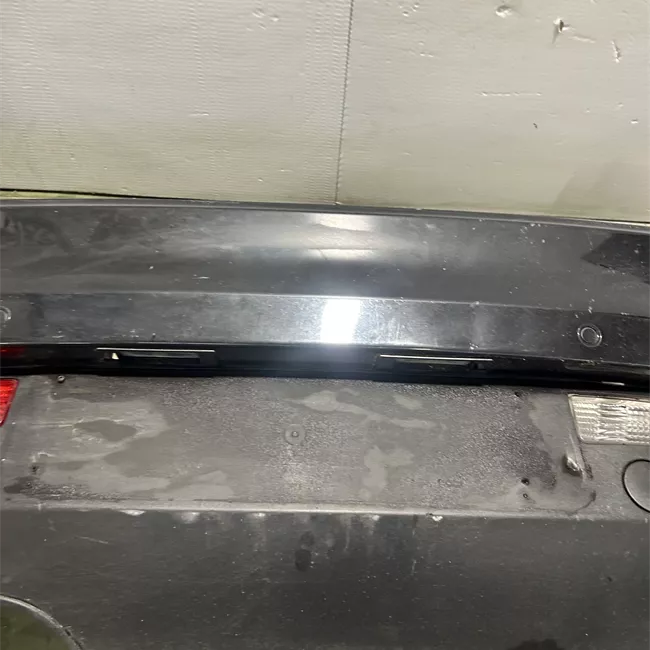 Paraurti posteriore con sensore parcheggio con primer