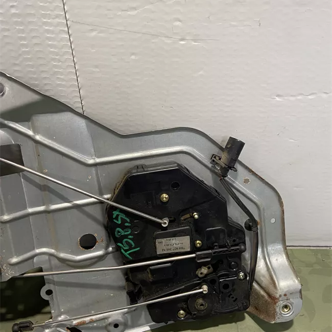 Serratura porta posteriore a battente con sicura bambini