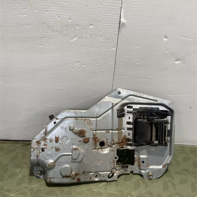 Serratura porta posteriore a battente con sicura bambini