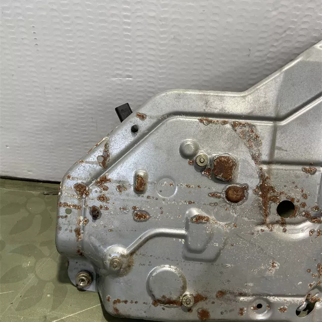 Serratura porta posteriore a battente con sicura bambini